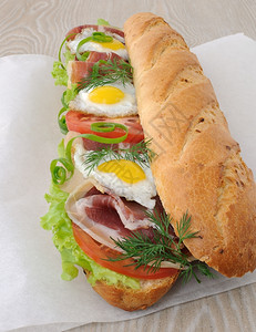 面包大三明治加火腿番茄和炒蛋份量午餐图片