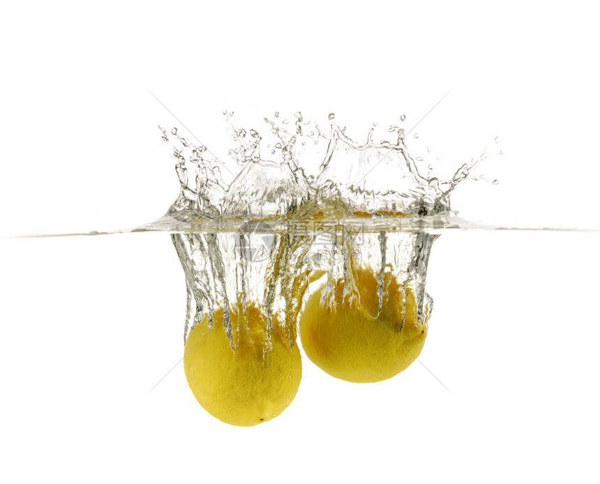 运动酸橙溅柠檬水泡在丰满的闪光水中果汁饮料图片