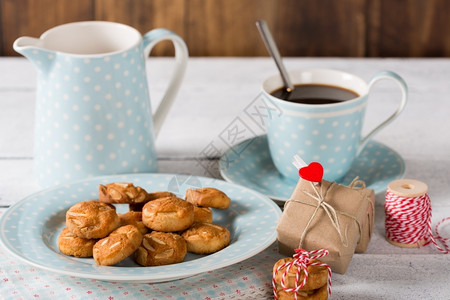 咖啡加美味的自制饼干和礼品盒可口热的摩卡图片