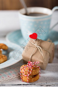 咖啡加美味的自制饼干和礼品盒对待热的展示图片