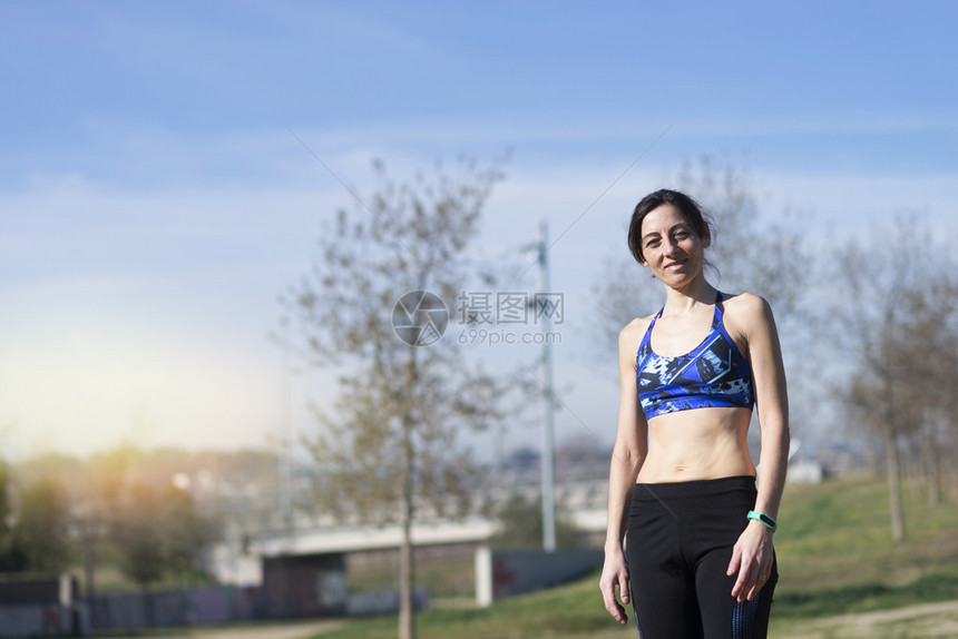 运动型女健康跑者在公园微笑图片