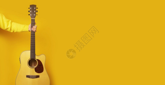 歌曲笔记黄色背景的吉他手带有文字空间的模拟图像Name模型图片