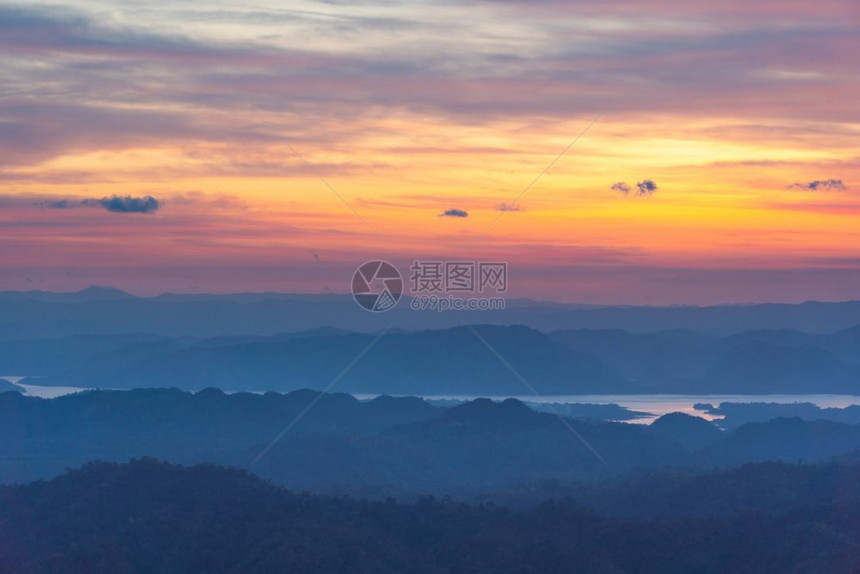 早晨日出和山峰在雾中清山顶上场景薄雾图片