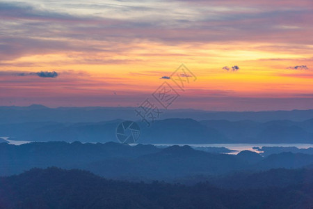 早晨日出和山峰在雾中清山顶上场景薄雾图片