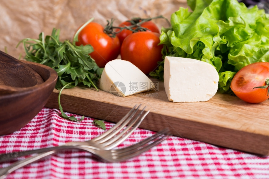 奶酪有机的叶子与木板混杂蔬菜的合本底背景图片