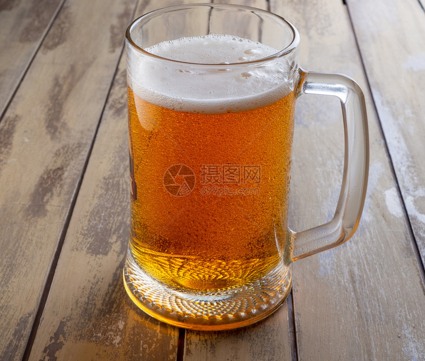 冷若冰霜酒吧一种木板上放着轻啤酒的焦糖木板上放着轻啤酒图片