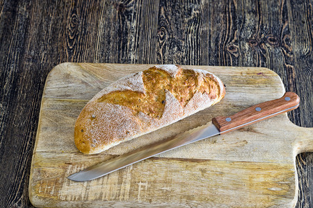 包子切割烘烤后在木板上吃新鲜面包自制糕点新鲜面包健康图片