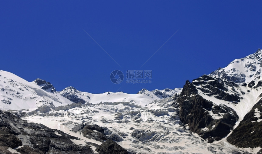 清蓝天空的高加索山脉图片