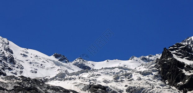 清蓝天空的高加索山脉图片