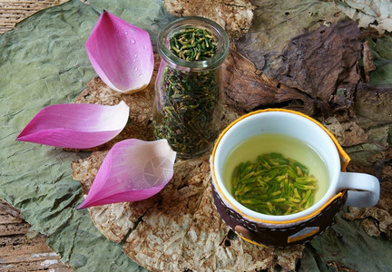 美丽的越南收集莲花粉红绿色种子新鲜和干燥的白莲籽这些植物的草药茶以充满活力的颜色提出令人惊叹的抽象概念这种食物使健康良好的睡眠抽图片