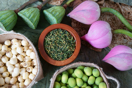 收集莲花粉红绿色种子新鲜和干燥的白莲籽这些植物的草药茶以充满活力的颜色提出令人惊叹的抽象概念这种食物使健康良好的睡眠安宁药物收藏图片