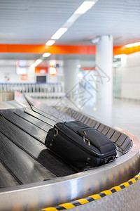 在机场丢失行李分拣机场传送带上的行李机场丢失传送带上的行李门到达空气图片