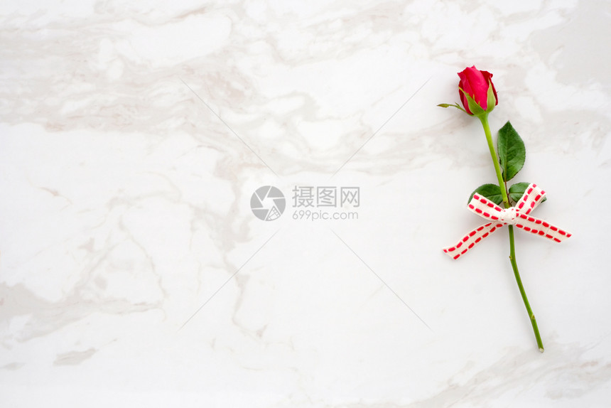 红色的天华丽情人节背景模板红玫瑰爱情符号白色大理石背景上带有文本复制空间的白大理石背景平铺图片