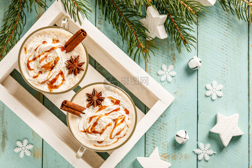 蛋酒传统圣诞饮料鸡蛋尾酒加奶油焦糖汤粉的香味鸡尾酒肉桂时间图片