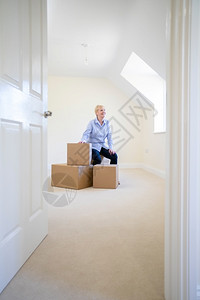 年长妇女在搬家当天新的箱中退休时被降级快乐的买真实图片