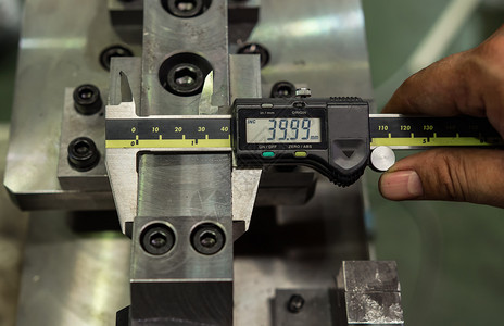 厚度测量白色的为了卡尺VernierCaliper工厂中奇格固定物测量夹背景