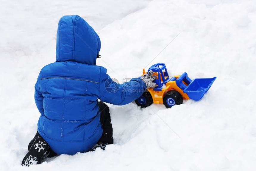 儿童在雪中玩游戏图片