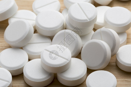 桌上堆积的白色药物背景图片