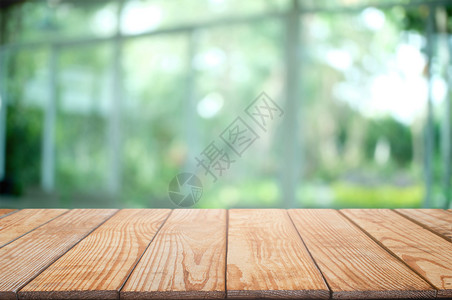 自然抽象的食物绿色花园背景含模糊咖啡店或餐馆的空木板桌顶绿花园背景图片