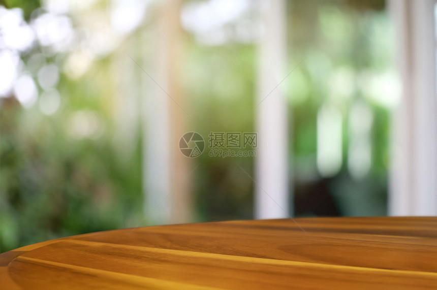 餐厅绿色花园背景含模糊咖啡店或餐馆的空木板桌顶绿花园背景剪辑产品图片