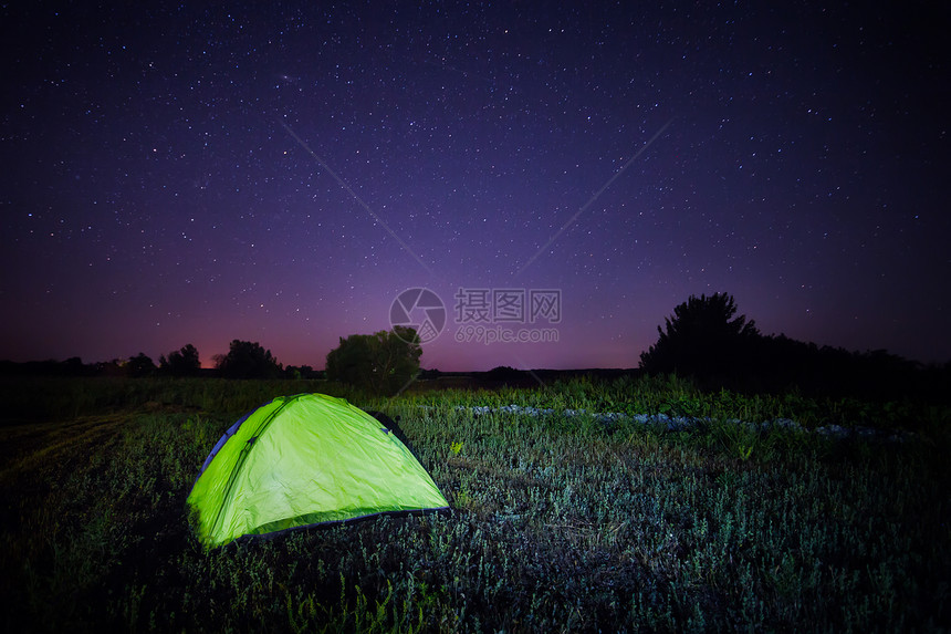 星空下的绿色帐篷图片