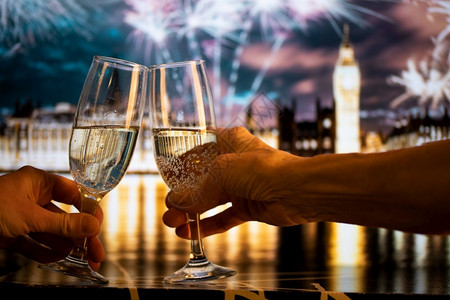 发光的目地伦敦新年之夜背景的香槟杯和大本酒旅行图片