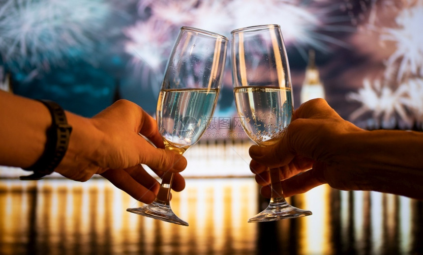 钟敬酒旅行伦敦新年之夜背景的香槟杯和大本酒图片