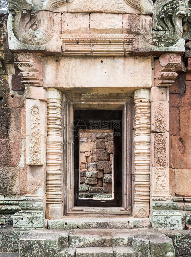 老的沙石门和龙雕塑用传统柬埔寨式的古城堡风格在泰国古老公园共区不需要财产放行无需财产放行岩石红土图片