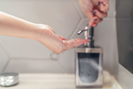 浴室按压洗手液特写图片
