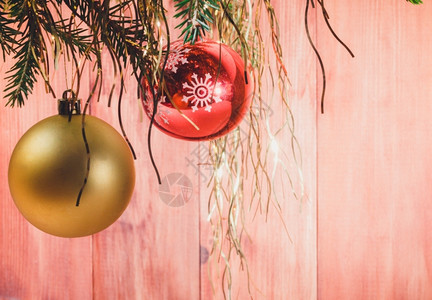 金子闪光卡片圣诞背景树枝上的圣诞球树枝上的圣诞球节日背景图片