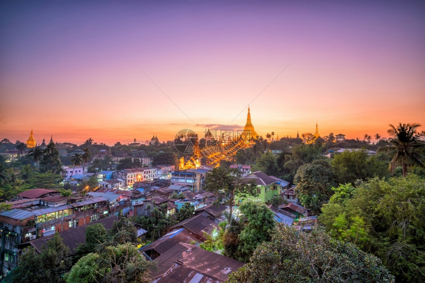 佛塔精神建造缅甸与Shwedagon塔台在黄昏时仰光天线图片