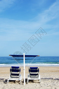 蓝色沙滩椅阳伞图片