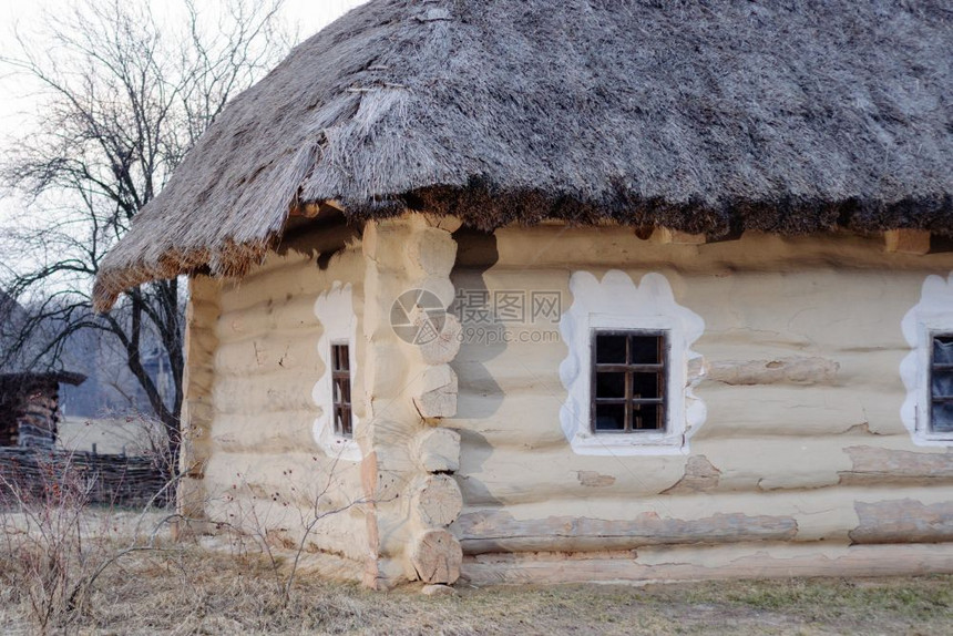 老的乡村人们乌克兰历史古老公园的小屋在乌克兰历史公园有一个稻草屋顶图片