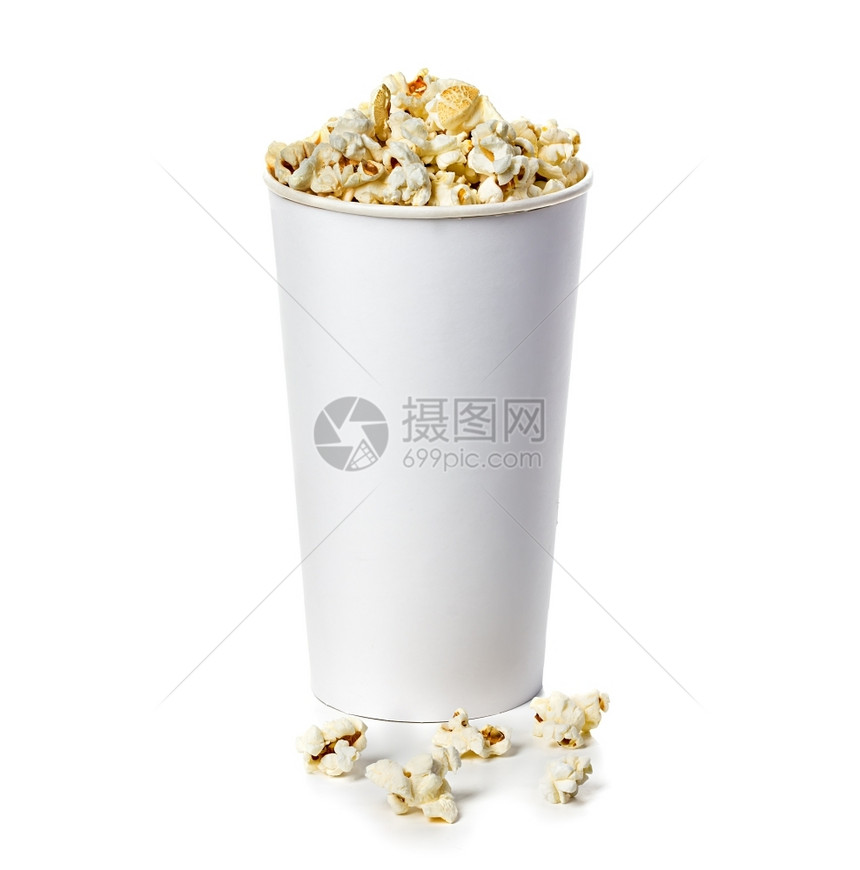 电影在白色背景的纸箱中孤立爆米花小吃脆的图片