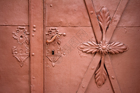 入口旧铁棕色门的把手和锁生锈安全的图片