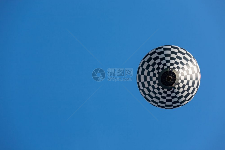 自由高的从下方看到飞行中黑白气球对着蓝天从下方看到的飞行中黑白气球夏天图片