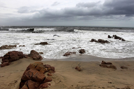 太阳暴风雨天气海滩前与夏普岩的图片风暴溅图片
