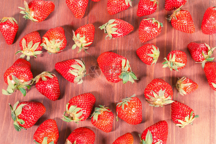 木制桌边的新鲜草莓顶层视图木制桌边的鲜红色草莓顶层视图有机的饮食木头图片