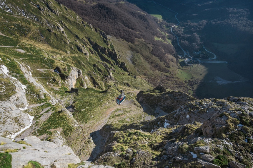暂停富恩特远足西班牙康塔布里亚PicosdeEuropa山丘地貌电缆的景象图片