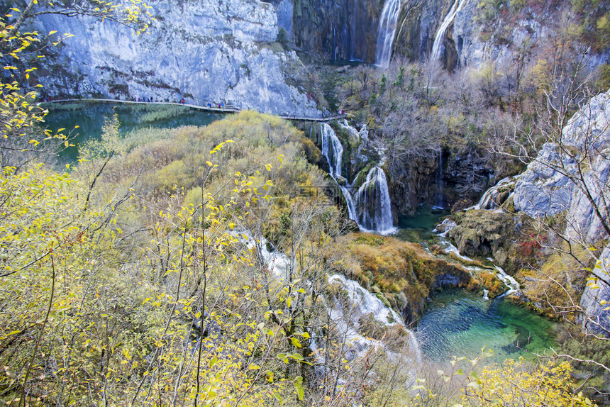 河的溪流克罗地亚普利维茨湖泊公园美丽瀑布的秋天景象图片