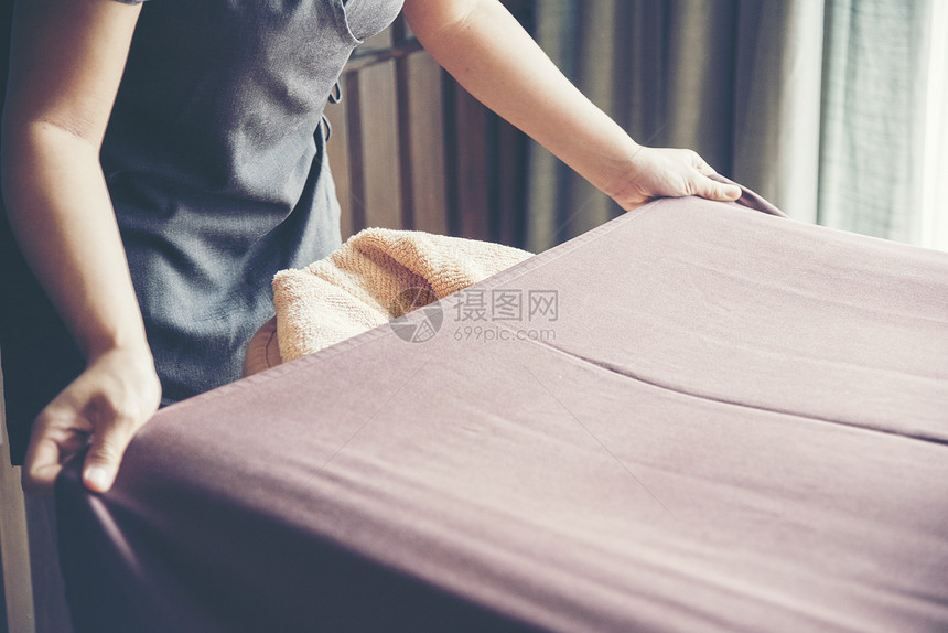 在豪华旅馆客厅女佣家用洗衣服做床单时更清洁的房屋编制床单工人内部的作图片