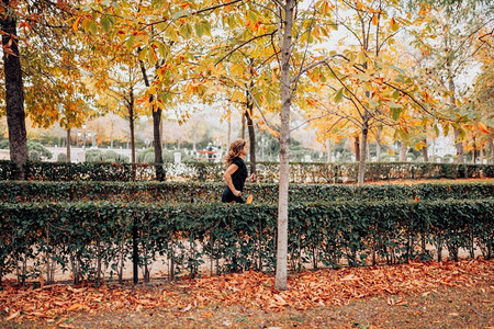 秋季森林里跑步的女孩图片