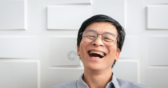 陈年高级亚洲男子笑开心老的退休图片