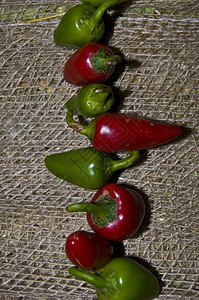 生的绿色农场红辣椒和绿胡装在一行内图片