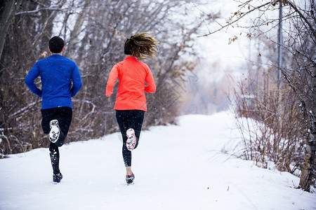雪后跑步的夫妻图片