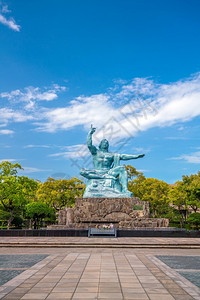 原子日本长崎和平公园雕像有蓝天地标图片