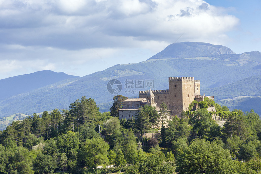 树木在意大利游行中一座美丽的城堡画面马尔凯结石图片
