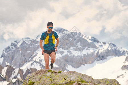 山上流着岩石的跑轨运动员偏远地区健康男图片