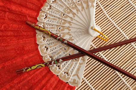 西班牙语红手风扇有一套红筷子传统的食物图片