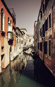 湿气访问浪漫的威尼斯一条运河图片